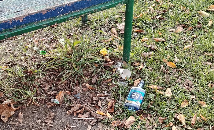 Днём и вечером у дома на Октябрьской. Жители просят организовать патрульный объезд Днём и вечером у дома на Октябрьской. Жители просят организовать патрульный объезд