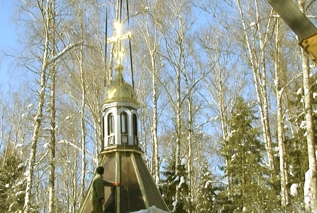 В Новоселово установили новый купол на часовню